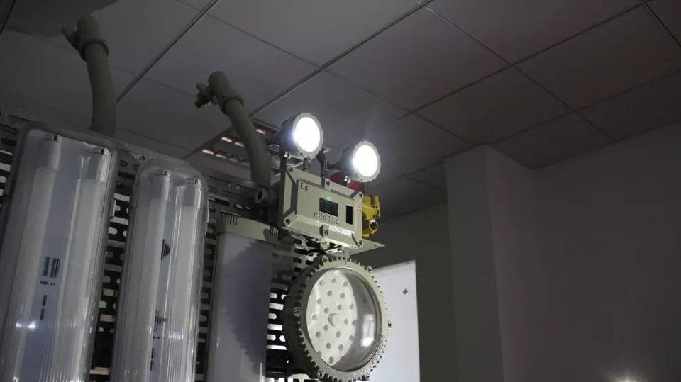 bloc-securite-atex-bcj-ip66 Bloc de sécurité ATEX BCJ LED IP66 avec double projecteur orientable pour zones explosives 1, 2, 21 et 22